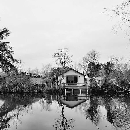 Rustig Gelegen Chalet Kapeki Met Tuin Aan Het Water Geel Exterior photo