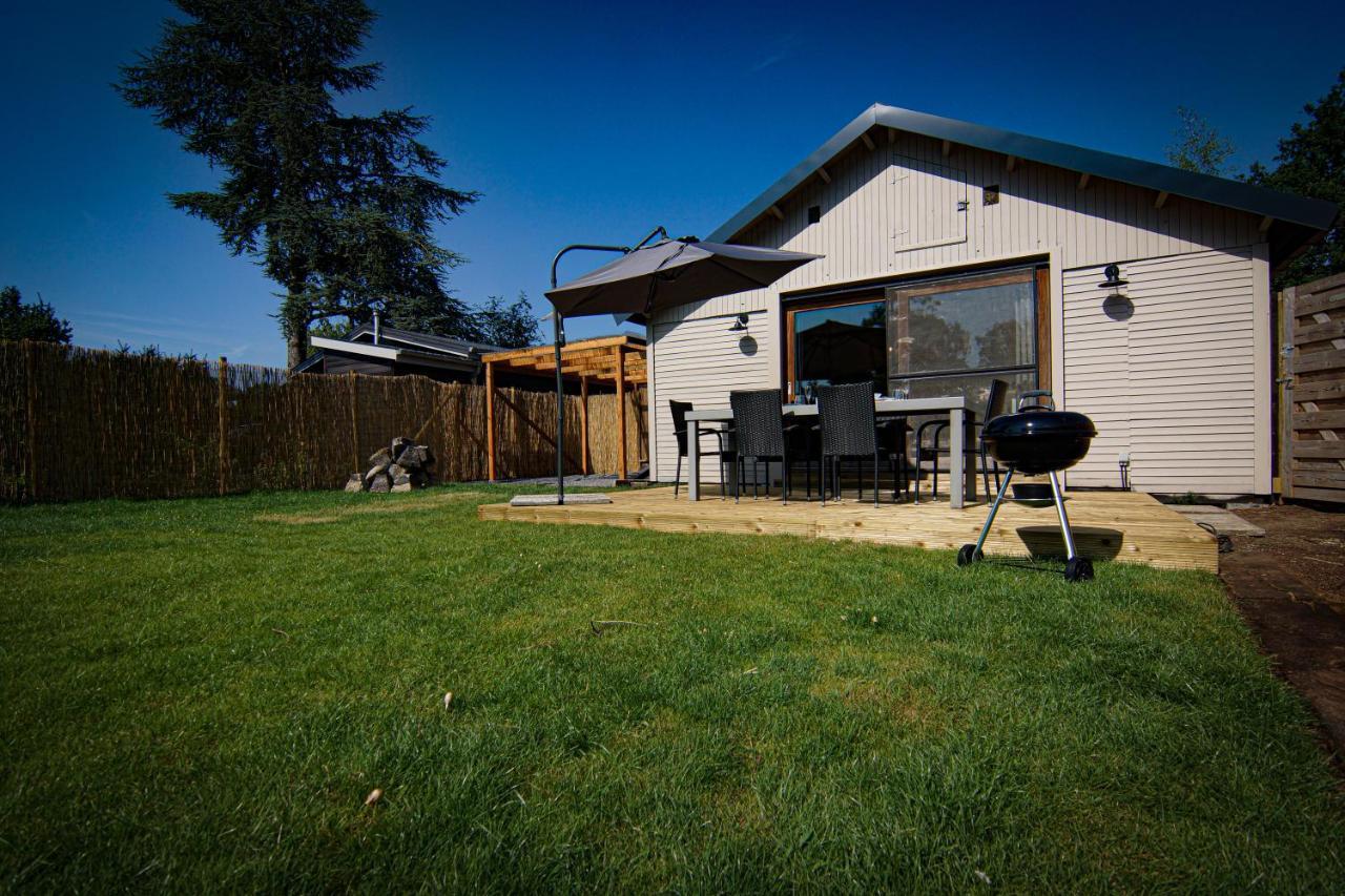 Rustig Gelegen Chalet Kapeki Met Tuin Aan Het Water Geel Exterior photo